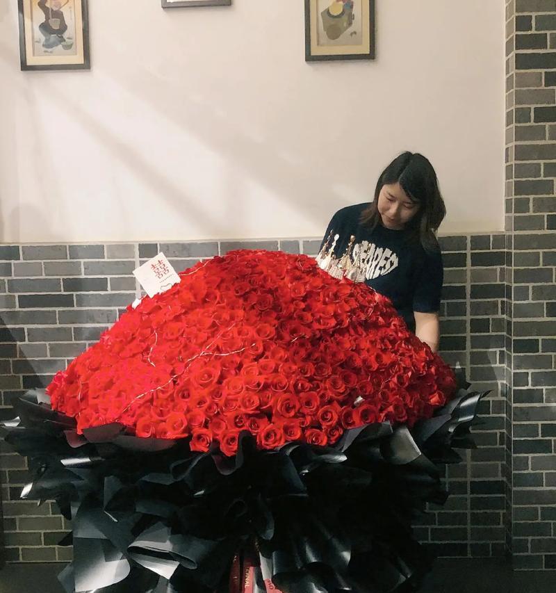 676朵玫瑰花的含义是什么？完整图片能否解释其意义？